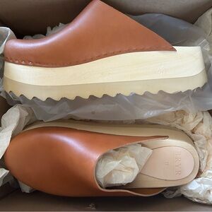 Never-worn Bryr Chonk Clog in Whiskey Leather